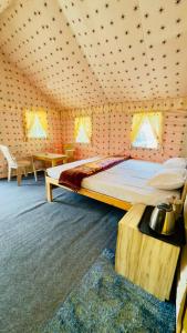 Postel nebo postele na pokoji v ubytování Overlander Campsite