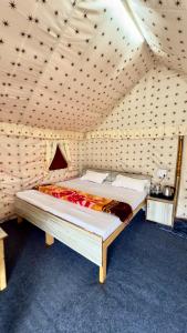 Postel nebo postele na pokoji v ubytování Overlander Campsite