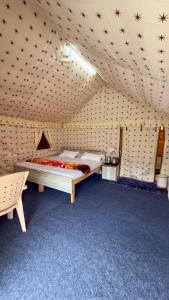 Postel nebo postele na pokoji v ubytování Overlander Campsite