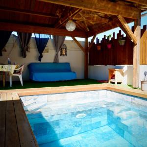 厄唐萨雷Kaz de pêcheur Les Bains的游泳池位于带桌子的房间中间