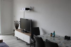 TV a/nebo společenská místnost v ubytování Ferienwohnung L432 für 2-4 Personen an der Ostsee