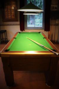 Biliár nebo kulečník v ubytování Owen River Tavern & Motels