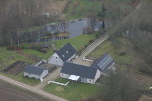 een luchtzicht op een huis met een vijver bij Hellerup Bed & Breakfast in Løgstrup