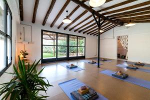 ein Yoga-Raum mit vielen Yogamatten in der Unterkunft Slow House sa mayma in Nigüelas
