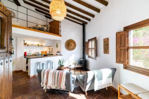 ein Wohnzimmer mit Couch und Tisch in der Unterkunft Slow House sa mayma in Nigüelas