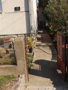 El barrio en el que está el departamento o un barrio cercano