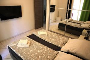 Televízia a/alebo spoločenská miestnosť v ubytovaní Laura Aristotelous Square Apartment