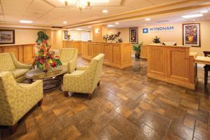 Un vestíbulo con una sala de espera con sillas y una mesa. en Club Wyndham SeaWatch Resort, en Myrtle Beach