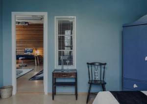 a bedroom with a table and a chair and a room at Kuohuvirran kartano in Nummistenkylä