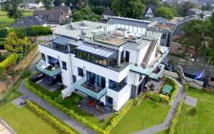 an aerial view of a large white house at Urban Luxus trifft Naturidylle in Bönningstedt