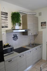 A kitchen or kitchenette at VENICE Sweet Home - your home in a beautiful neighborhood of the City of Venice