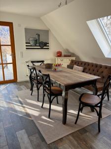 une salle à manger avec une table et des chaises en bois dans l'établissement Komfort Maisonettewohnung, à Zirndorf