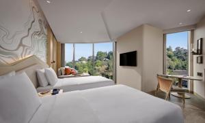 Hotel Indigo Bandung Dago Pakar by IHG的电视和/或娱乐中心