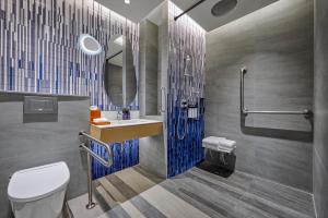 Hotel Indigo Bandung Dago Pakar by IHG的一间浴室