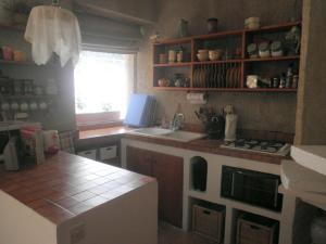 - une cuisine avec un évier et un comptoir dans l'établissement Maison de l'étang de Thau, à Bouzigues