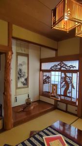 松本Nonna Milli的一间设有窗户的中式客房