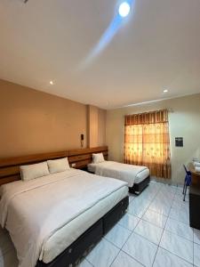 Кровать или кровати в номере Hotel Anda Dan Karaoke Pematangsiantar