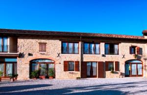 un gran edificio de ladrillo con muchas ventanas en Azienda Agrituristica Calronche, en Refrontolo