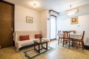 ein Wohnzimmer mit einem Sofa und einem Tisch in der Unterkunft Apartment Kossi in Split