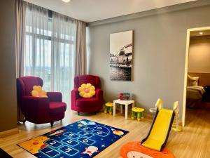 マラッカにあるASIA MELAKA HOTEL managed by The Straits Hotel & Suites 马六甲亚逸酒店のリビングルーム(椅子2脚、ラグ付)