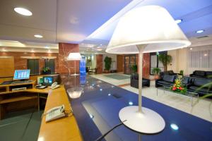 A television and/or entertainment centre at Park Hotel Centro Congressi