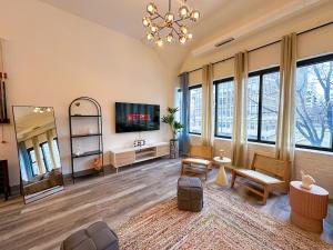 TV/trung tâm giải trí tại Luxury 6BR Suite with Pool Table Sleeps 12 Perfect for Group Stay Near McCormick Place, Grant Park and Soldier Field