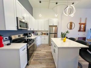 Nhà bếp/bếp nhỏ tại Luxury 6BR Suite with Pool Table Sleeps 12 Perfect for Group Stay Near McCormick Place, Grant Park and Soldier Field