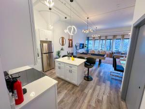 Nhà bếp/bếp nhỏ tại Luxury 6BR Suite with Pool Table Sleeps 12 Perfect for Group Stay Near McCormick Place, Grant Park and Soldier Field