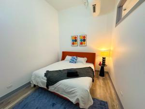 Giường trong phòng chung tại Luxury 6BR Suite with Pool Table Sleeps 12 Perfect for Group Stay Near McCormick Place, Grant Park and Soldier Field