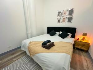 Giường trong phòng chung tại Luxury 6BR Suite with Pool Table Sleeps 12 Perfect for Group Stay Near McCormick Place, Grant Park and Soldier Field +30 ảnh