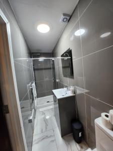 カーディフにあるSuperValue Suite 1 - Fast WiFi, Hotel Linen, Keyless Entry, City only 10 Mins - BY PROPERTY PROMISEのシャワー、洗面台、トイレ付きのバスルーム