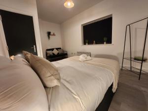 カーディフにあるSuperValue Suite 1 - Fast WiFi, Hotel Linen, Keyless Entry, City only 10 Mins - BY PROPERTY PROMISEの白いシーツが敷かれた大きなベッドのある寝室