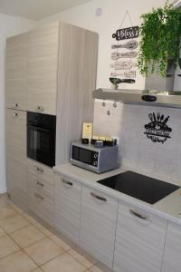 A kitchen or kitchenette at VENICE Sweet Home - your home in a beautiful neighborhood of the City of Venice