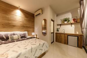 Postel nebo postele na pokoji v ubytování Hanoi Heritage Hideaway- Homestay CHẤT - Private Self-check-in