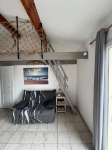 フルーリーにあるLa maison de la merのベッドルーム1室(ベッド1台付)、階段が備わります。