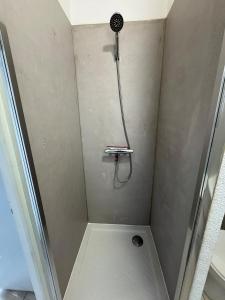 フルーリーにあるLa maison de la merの浴室のシャワーヘッド付きシャワー