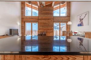 ヴェゾナにあるLes Mayens MB 021 - LUXURY apartment 18 persの大きなガラスの壁があるリビングルーム