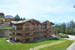 ヴェゾナにあるLes Mayens MB 021 - LUXURY apartment 18 persの山を背景にした丘の上の住宅