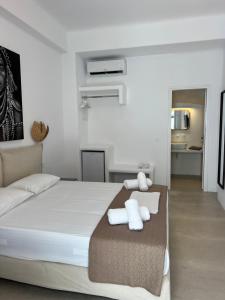 Postel nebo postele na pokoji v ubytování 23 Hotel Mykonos