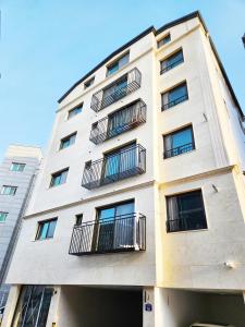 Tòa nhà nơi căn hộ tọa lạc