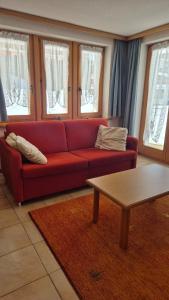 Uma área de estar em Quiet corner with charm in Obergesteln