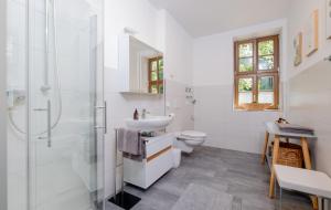 イルセンブルクにあるHarz Huus Apartments "Linde"の洗面台とトイレを備えた白いバスルーム