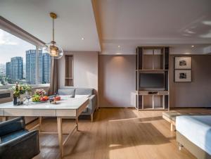 A bed or beds in a room at Chongqing Liangjiang New District Yunxi Hotel