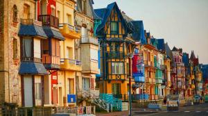 a row of colorful houses on a city street at Le petit cocon au bord de mer in Mers-les-Bains