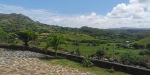 Marianne IslandPanoramic Paradise 2的享有棕榈树山谷和山脉的景色