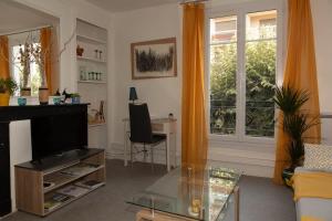 TV a/nebo společenská místnost v ubytování Le Libération