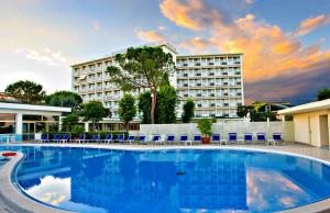 Bassein majutusasutuses Hotel Abano Astoria või selle lähedal