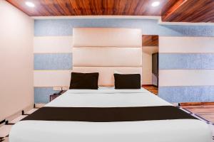 Ένα ή περισσότερα κρεβάτια σε δωμάτιο στο Super Hotel O Palava Dombivali