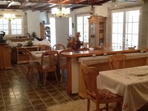 Reštaurácia alebo iné gastronomické zariadenie v ubytovaní Gallart - Turistico rural