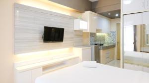 Katil atau katil-katil dalam bilik di Strategic and Cozy Living Studio at Bale Hinggil Apartment By Travelio +80 gambar